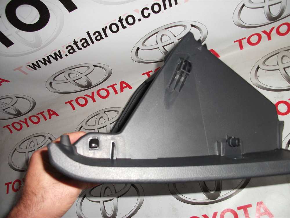 Toyota Corolla Sağ Eşya Gözü Torpido 2013 Sonrası